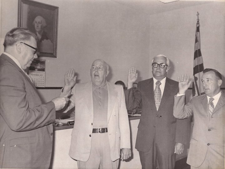 File:Mayor - Orndorff swears in new council members Circa 70s.jpg