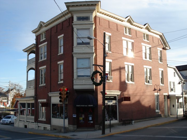File:Horine's Drug Store and Bertha's Corner in November, 2007..jpg