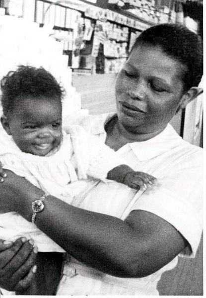File:Gladys Henderson holding little Gloria Henderson.jpg