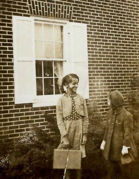 File:Sitta Hardy (left) chatting happily with Ann Wenner circa 1940s.jpg