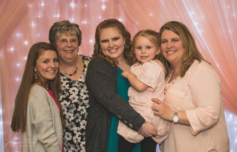 File:Carly Bruchey, Robby Simmons, Alexis Bruchey, Kerrigan Myers, and Jody Myers (l to r), April 2019.jpg