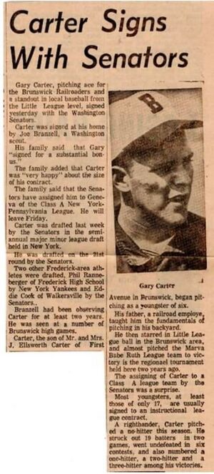 Gary Carter Signs with Senators.JPG