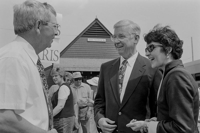 File:Mayor Tom Smith chatting with the Gov. Glendenning and Lt. Gov. Townsend during Brunswick visit June 1998.jpg
