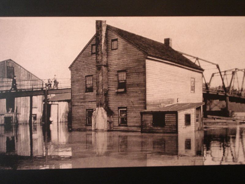 File:Flood of 1924 at Lock 30. The right-angled ramp to the old Brunswick Bridge is visible to the left.jpg