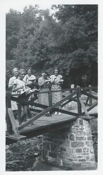 File:Ann Harwood Watson, Mrs. Wade Watson, Ann Wenner, Mrs. West (Dot) Schnauffer, No ID, Miss Katherine Manor.jpg