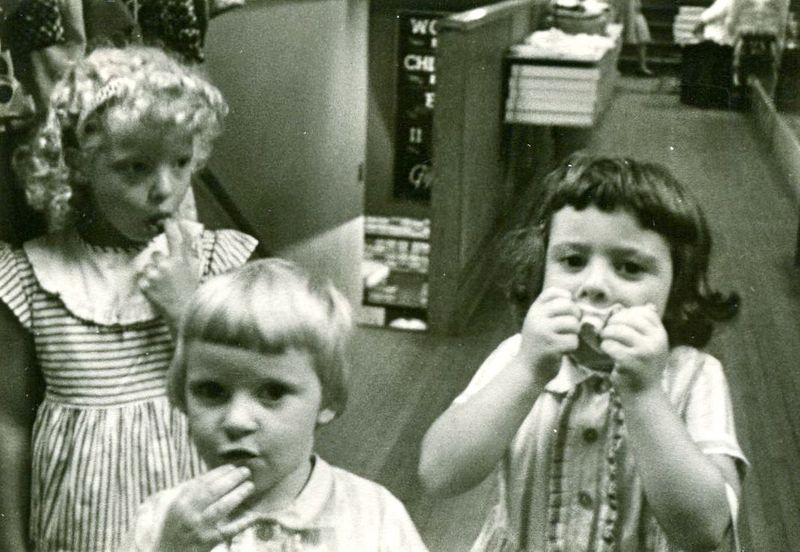 File:Unidentified - Girls mugging for the camera at Kaplon's.jpg