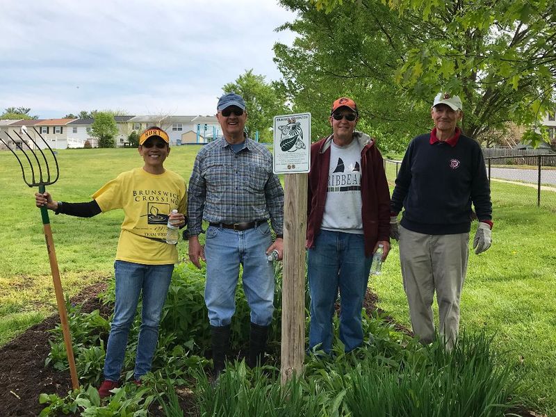 File:Brunswick Crossing (Team Weddle) volunteer April 2019, Telly Encarnacion, Dan Roe, Dave Roberts, Charlie Harris,.jpg
