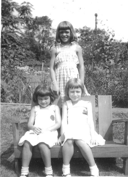 File:Patricia, Carol and Gloria Moore.jpg