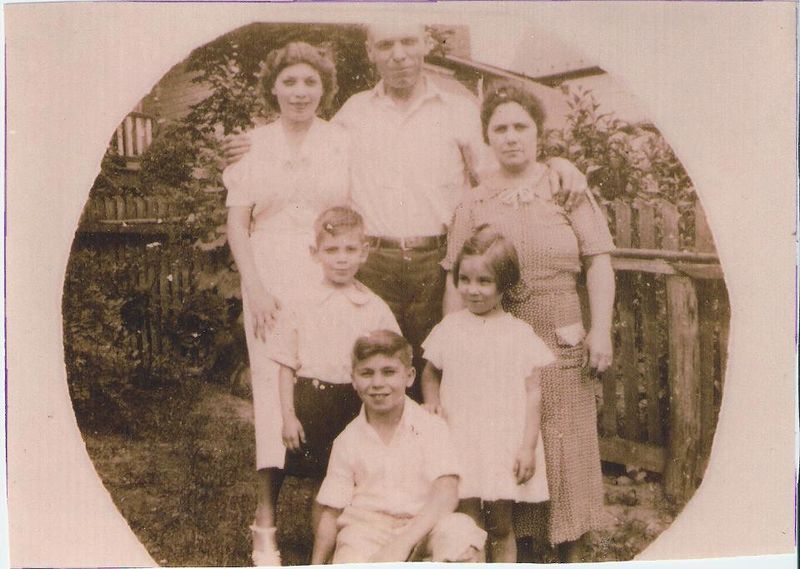 File:Frank and Anna Hebb Iona Grams Carol Hebb Lenora Everitts Ervin Hebb in the front Photo fm Shelley Hebb.jpg