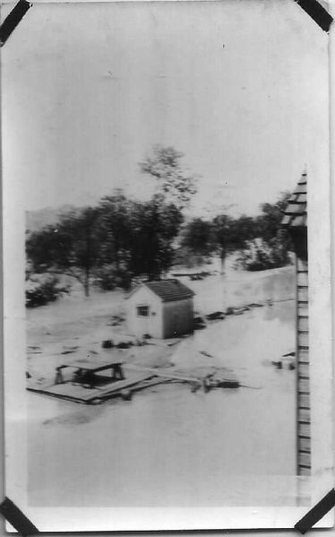 File:Flood 1924 Shed along canal at Lock Hosue -30, Lock tender at night stayed here. Gilert Cooper photo.jpg