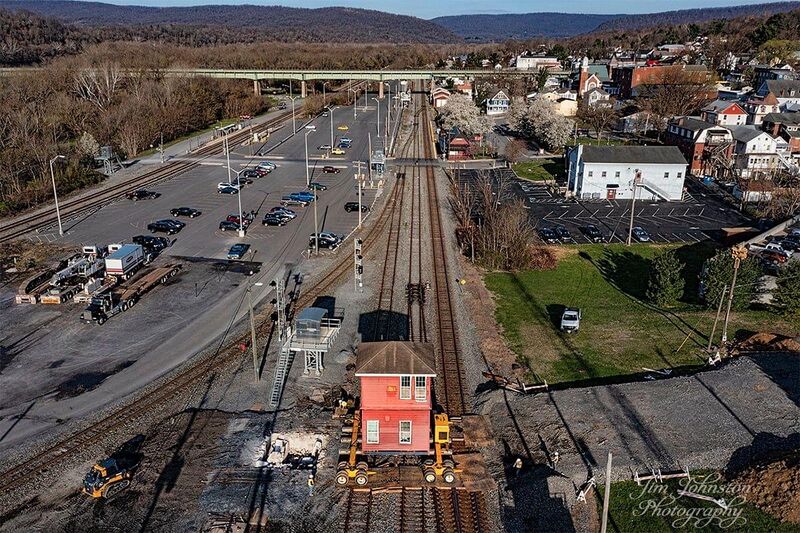 File:WB Tower on the move (2).JPG