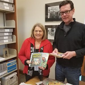 Mary Minnis shows Peter Wenner some children books..jpg