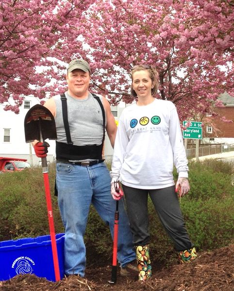 File:Bob and Jen Effler at work in their high profile park the downtown traffic roundabout fm the Citizen May 1 2013, Photo by Jerry Knight.jpg