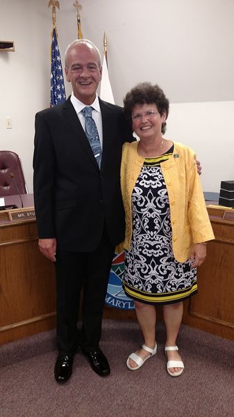 File:Mayor Jeff Snoots and Mayor Karin Tome change of Mayor on August 9, 2016 photo Patricia Snoots.jpg