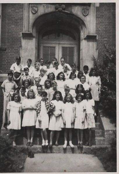 File:Students - sometime around 1946-47..jpg