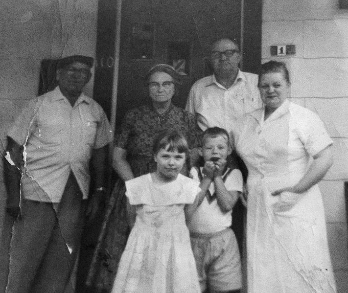 File:Stump Brightwell, Mary & Mack Barger with their daughter Frances Barger New and Fran's twins Marsha & Mark..jpg