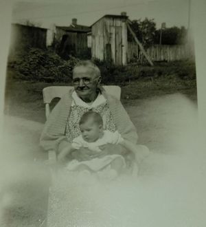 Sally Spurrier holding Anna Spurrier. 1938.jpg