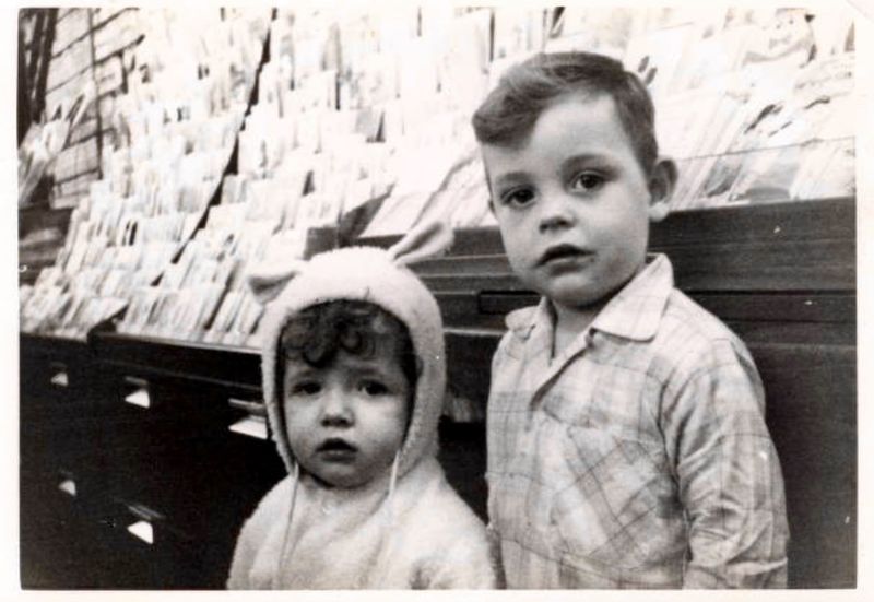 File:Unidentified - Kids in front of kaplon's.jpg