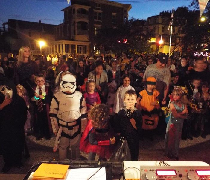 File:Main Street Halloween 2016 (08).jpg