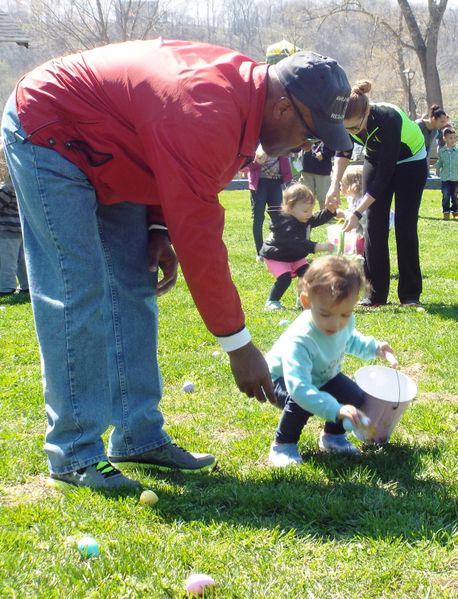 File:Andy Smothers and grandaughter Kambree Smothers at Main Street Eggstravaganza March 26 2016.JPG