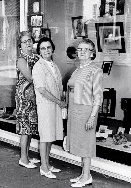 File:Margaret Strailman and the Starner sisters.jpg