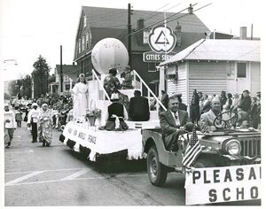 Veterans Day Parade 1960 - Pleasant Valley float.jpg
