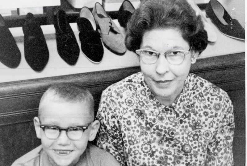 File:Drew Hawes with his mother Kathleen.jpg