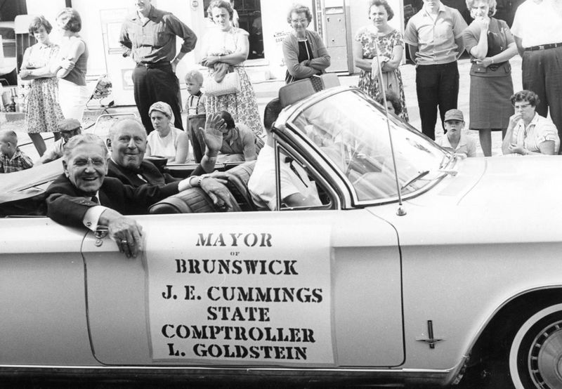 File:Mayor - Cummings with Maryland Comptroller Louis L. Goldstein in the 1965 Diamond Jubilee parade.jpg