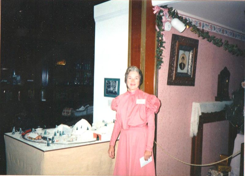 File:Victorian Parlor at Christmas 1990 (2).jpg